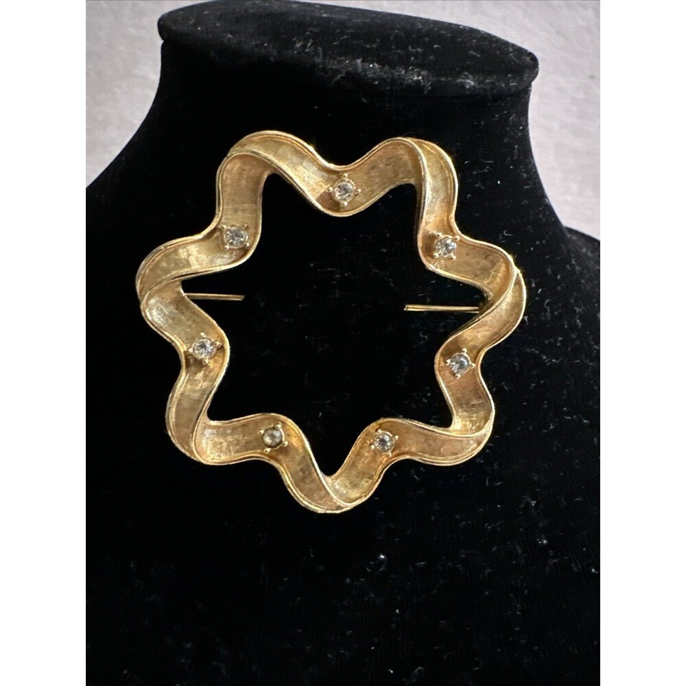 SARAH COVENTRY Brooch Ribbon Wreath Circle Clear Stones Prongs Matte Gold Tone